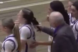 Βίντεο: Προπονητής σχολείου τράβηξε τα μαλλιά παίκτριας μετά την ήττα της ομάδας