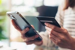 Σουηδία και Νορβηγία: Πέτυχαν τη ζωή χωρίς μετρητά και τώρα γυρίζουν πίσω στο όνομα της ασφάλειας