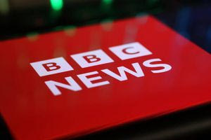 Οικονομικό αδιέξοδο στο BBC: Ανακοίνωσε ότι αντιμετωπίζει «μια πρωτοφανή πρόκληση» στη χρηματοδότηση του περιεχομένου του