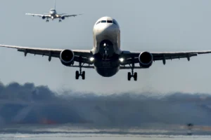 ΗΠΑ: Παρ’ ολίγον σύγκρουση Airbus με στρατιωτικό αεροσκάφος στην Ουάσινγκτον