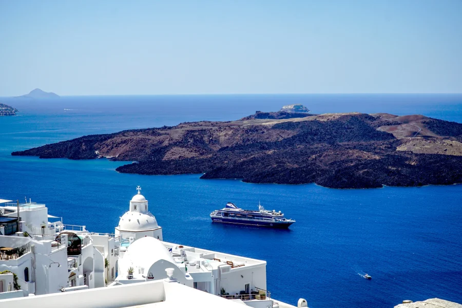 Σαντορίνη: Ξεκίνησε η σεζόν, αφίχθη το πρώτο κρουαζιερόπλοιο