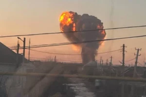 Ρωσία: Αεροδρόμιο στις φλόγες στην περιφέρεια Σαράτοφ, έπειτα από επιδρομή ουκρανικών drones