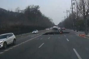 Ν. Κορέα: Μοτοσικλετιστής που εξαφανίστηκε σε τεράστια τρύπα βρέθηκε νεκρός μετά από ολονύχτια έρευνα – Βίντεο