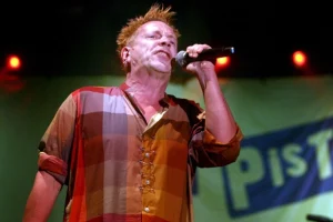 Sex Pistols: Η θρυλική μπάντα επιστρέφει στη σκηνή μετά από 22 χρόνια