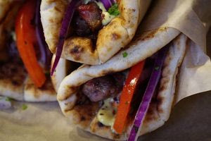 Έκαναν μεγάλες παραγγελίες σε σουβλάκια παριστάνοντας… τον Δήμαρχο