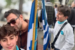 Ιορδανίδης – Ματίκα: Καμάρωσαν τον γιο τους σημαιοφόρο στη μαθητική παρέλαση