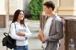 Εφηβικό φλερτ: Πώς έχει αλλάξει ο ρόλος των αγοριών, η στάση των κοριτσιών και τι προτείνουν οι ειδικοί