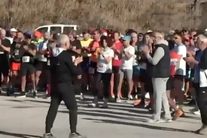 Τέμπη: Συγκινητικές στιγμές στον αγώνα μνήμης για τα 57 θύματα – Στο «σημείο μηδέν» ο τερματισμός