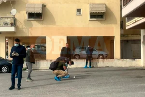 Δολοφονία στη Σίνδο Θεσσαλονίκης: Η 44χρονη βγήκε τραυματισμένη στο μπαλκόνι, την τράβηξε μέσα και την κατέσφαξε