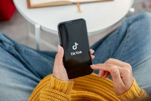 Οι 18άρηδες ξενυχτούν στο TikTok – Πιο επιρρεπή στον εθισμό τα κορίτσια