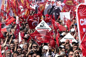 Λαοθάλασσα για τον Ιμάμογλου στην Κωνσταντινούπολη: Η ομιλία του με ΑΙ, τα συνθήματα για «δικαιοσύνη» και ο… Μπάτμαν