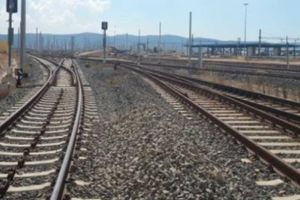 Πάτρα: Πάρκαρε το αυτοκίνητό του πάνω στη σιδηροδρομική γραμμή – Το παρέσυρε το τρένο