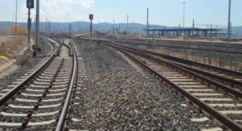 Πάτρα: Πάρκαρε το αυτοκίνητό του πάνω στη σιδηροδρομική γραμμή – Το παρέσυρε το τρένο