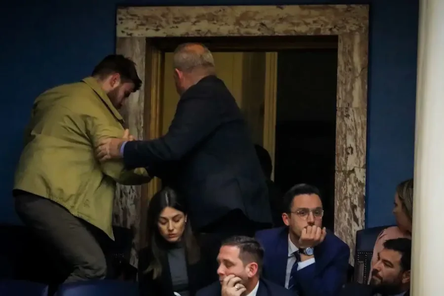 Πέταξαν τρικάκια μέσα στη Βουλή μόλις ανέβηκε στο βήμα ο Κυριάκος Μητσοτάκης