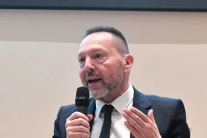 Στουρνάρας: Η επαναφορά του 13ου και 14ου μισθού θα στερήσει χρήματα από τους φτωχούς