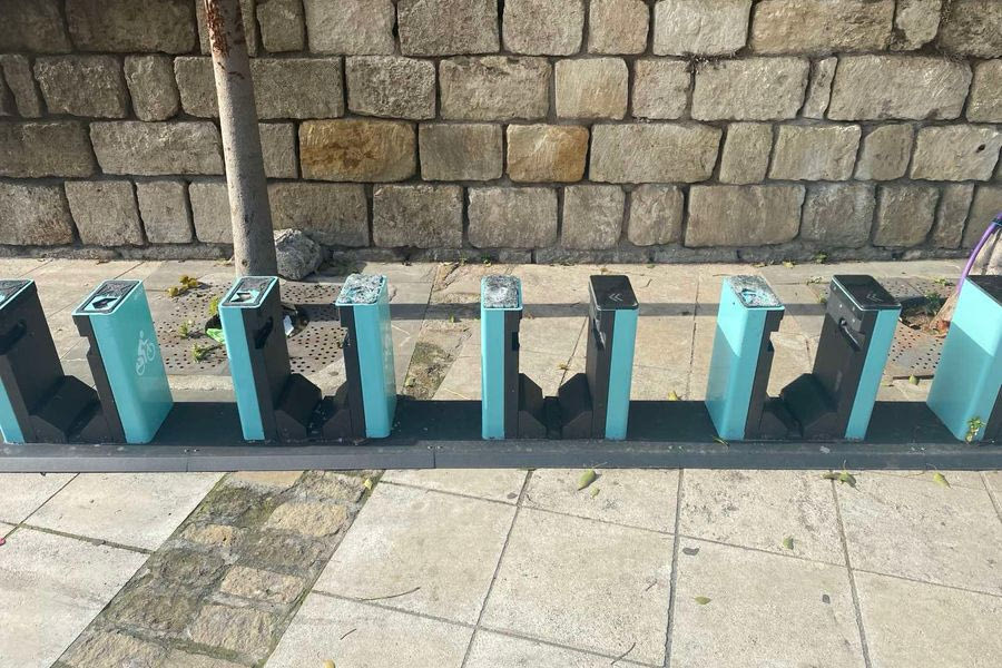 Κατέστρεψαν βάσεις φόρτισης ποδηλάτων στο Κομμένο Μπεντένι