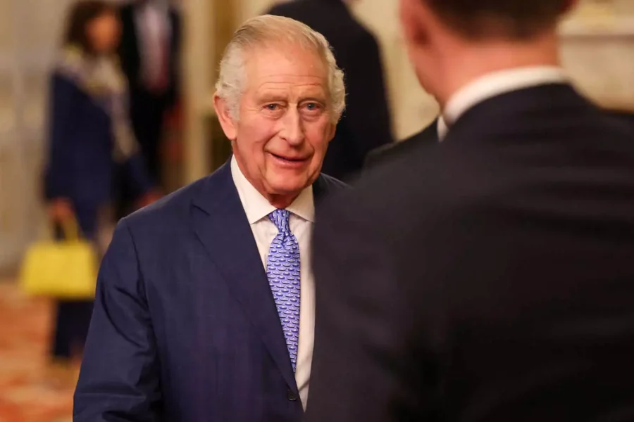 Ο βασιλιάς Κάρολος κερδίζει τη μάχη με τον καρκίνο και απευθύνει έκκληση για έγκαιρη διάγνωση