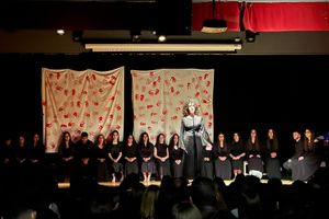 «Μάνα, θα αργήσω»: Οι πρωταγωνιστές της παράστασης έστειλαν το μήνυμα της δικαιοσύνης και της μνήμης – φωτογραφίες και video