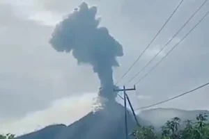 Ινδονησία: Εξερράγη το ηφαίστειο Λεβοτόμπι Λάκι Λάκι – Εκτόξευσε τέφρα ύψους 8.000 μέτρων