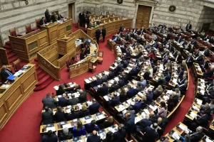 Πρόταση δυσπιστίας: Δείτε live τις ομιλίες των πολιτικών αρχηγών στη Βουλή και την ονομαστική ψηφοφορία