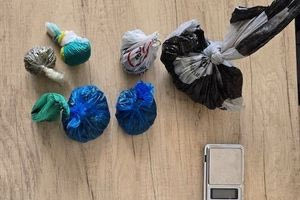 Ναρκωτικές ουσίες και ζυγαριές ακριβείας σε σπίτι 25χρονου