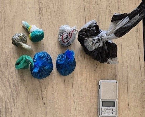 Ναρκωτικές ουσίες και ζυγαριές ακριβείας σε σπίτι 25χρονου