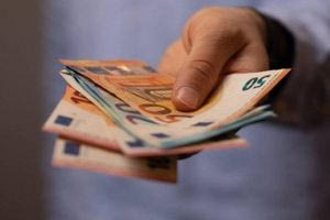 Κατώτατος μισθός: Τα σενάρια για το ύψος της αύξησης σε ιδιωτικό και δημόσιο τομέα