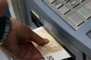 ΑΤΜ πέταξε δεσμίδα με πενηντάευρα χωρίς συναλλαγή