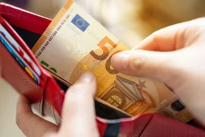 Ειδικό εποχικό βοήθημα 2026: Ποιοι δικαιούνται από 719 έως 1.438 ευρώ – Οι προϋποθέσεις