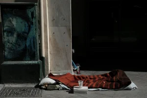 Τα πρώτα ευρήματα του ιατροδικαστή για τον θάνατο αστέγου σε εστιατόριο στην Αθήνα: Έμφραγμα και κάταγμα στον αυχένα