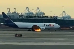 Εμπορικό αεροσκάφος έπιασε φωτιά στον αέρα, στις ΗΠΑ – Δείτε βίντεο