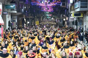 Με χορό και κέφι η νυχτερινή ποδαράτη παρέλαση του πατρινού καρναβαλιού – Δείτε βίντεο και φωτογραφίες