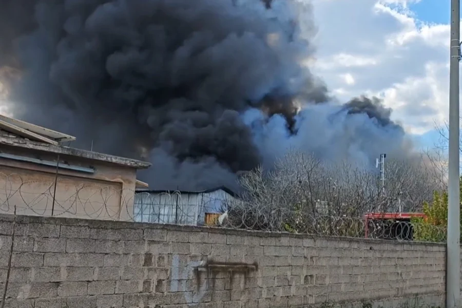 Φωτιά σε αποθήκες και υπαίθριο χώρο στον Ταύρο – Καίγονται παλέτες και σκουπίδια