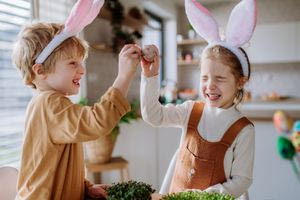 Πώς η αλλαγή ρουτίνας το Πάσχα επηρεάζει τα παιδιά και πώς να τα υποστηρίξουμε