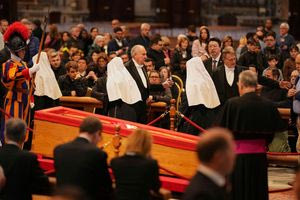 Ιταλία: Ολοκληρώθηκε η προσέλευση των πιστών στη Βασιλική του Αγίου Πέτρου