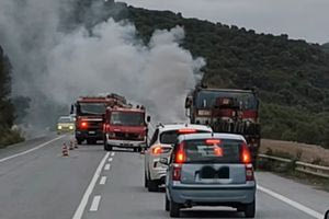 Στις φλόγες τυλίχθηκε ΙΧ στον ΒΟΑΚ – Δείτε βίντεο