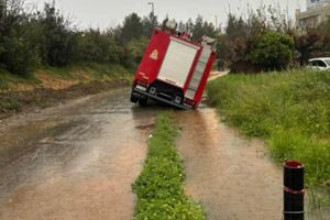Χανιά: Πυροσβεστικό όχημα έπεσε σε χαντάκι