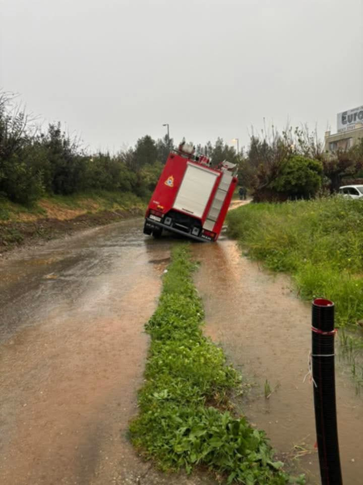 Χανιά: Πυροσβεστικό όχημα έπεσε σε χαντάκι
