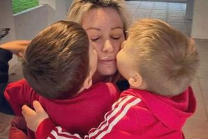 Άριελ Κωνσταντινίδη: Τι απάντησε στους γιους της για τον πατέρα του παιδιού που περιμένει