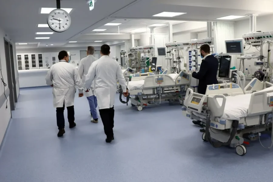 Κινδυνεύει να χάσει τα δάκτυλά του ο 15χρονος που τραυματίστηκε από φωτοβολίδα στην Κάλυμνο