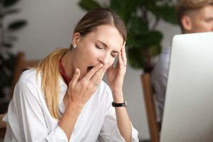 6 σημάδια που δείχνουν ότι σας λείπει ύπνος