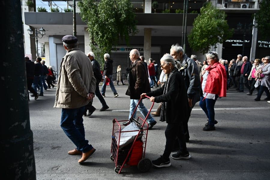 Χωρίς έκτακτο επίδομα οι συνταξιούχοι το Πάσχα – Πότε πληρώνονται οι συντάξεις Μαΐου 2025