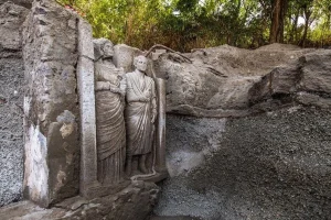 Αρχαιολόγοι ανακάλυψαν δύο αγάλματα σε φυσικό μέγεθος σκαλισμένα σε τοίχο τάφου στην Πομπηία