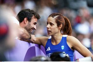 Η Κατερίνα Στεφανίδη ποζάρει με φουσκωμένη κοιλιά περιμένοντας το πρώτο παιδί της