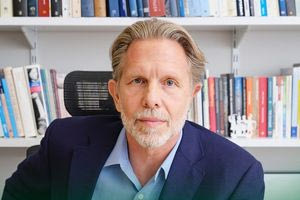 Γερουλάνος: «Διεθνώς βγήκαν πιστόλια, η κυβέρνηση παίζει με σφεντόνες»