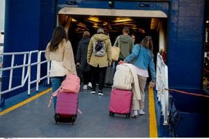 Αυξημένη η κίνηση στα λιμάνια – Πάνω από 20.000 επιβάτες αναμένεται να αναχωρήσουν σήμερα από τον Πειραιά