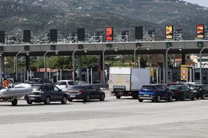 Ομαλοποιήθηκε η κίνηση στις Εθνικές οδούς – 420.000 οχήματα έφυγαν από την Αττική