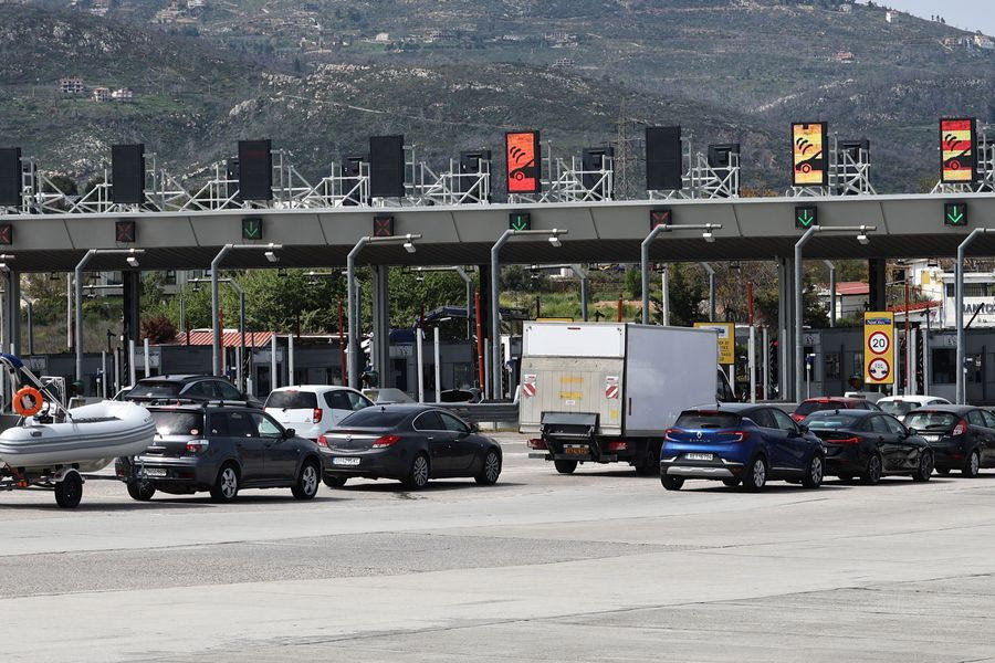 Ομαλοποιήθηκε η κίνηση στις Εθνικές οδούς – 420.000 οχήματα έφυγαν από την Αττική