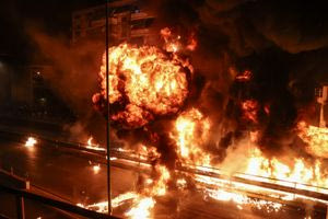 Ανάσταση με βόμβες μολότοφ στον Νέο Κόσμο