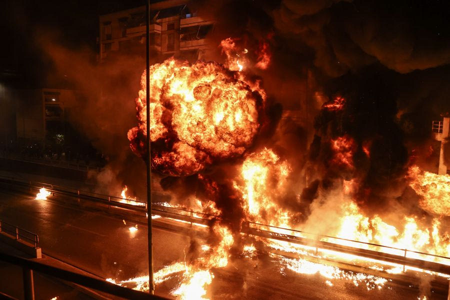 Ανάσταση με βόμβες μολότοφ στον Νέο Κόσμο